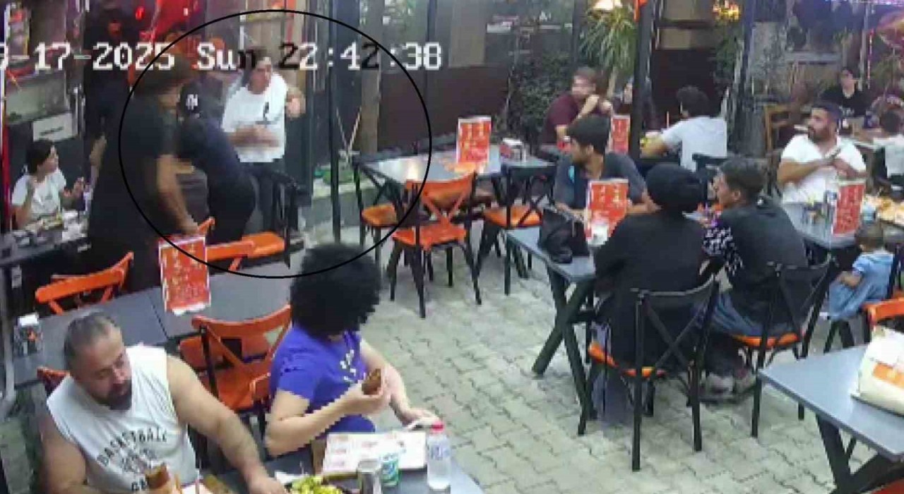 Kendi başına gelenden ders alıp, önce eşinin sonra da köfte yerken boğulma tehlikesi geçiren kadının hayatını heimclich manevrasıyla kurtardı