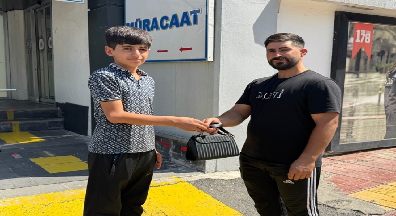 Kendisi küçük, yüreği büyük