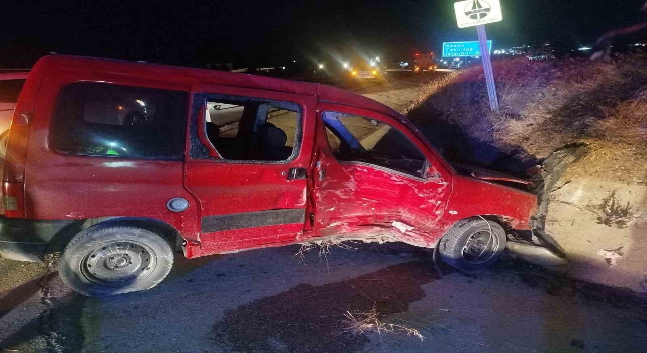 Keşanda araçlar çarpıştı: 2 kişi yaralandı