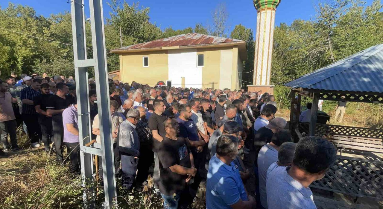 Kestiği ağacın altında kalarak kalp krizi geçiren işçi toprağa verildi