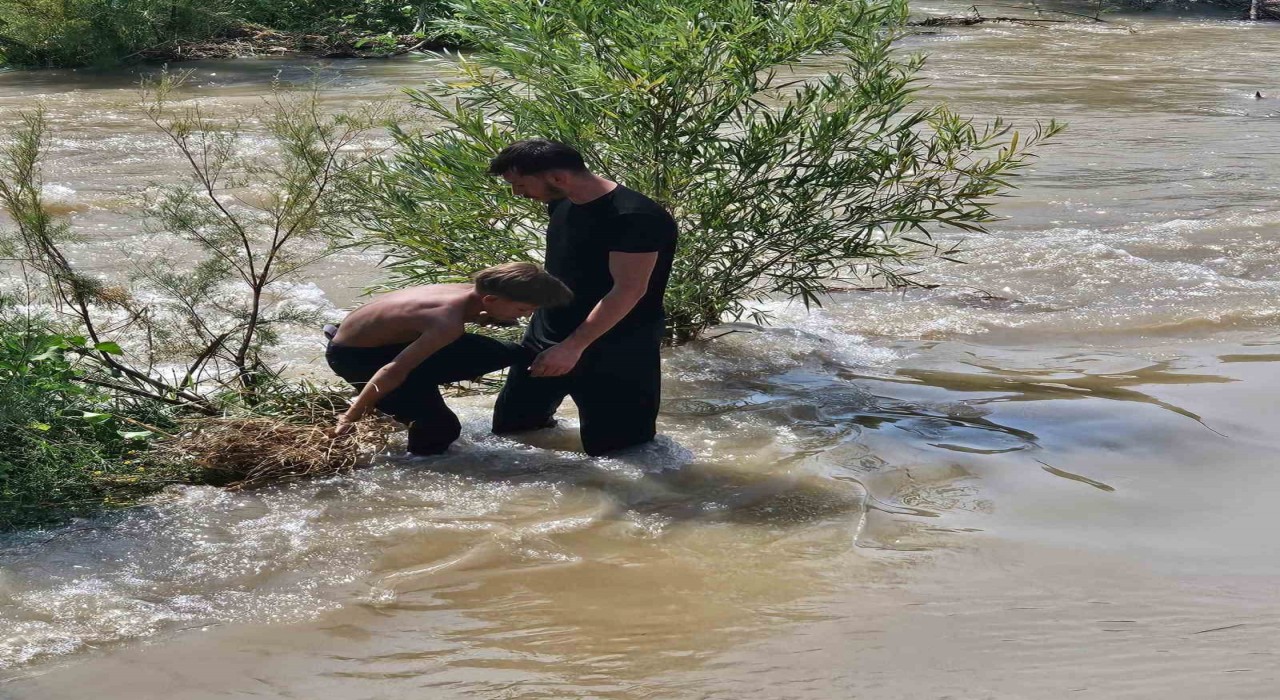 Kezer Çayında akıntıya kapılan 3 çocuktan 2si kurtarıldı
