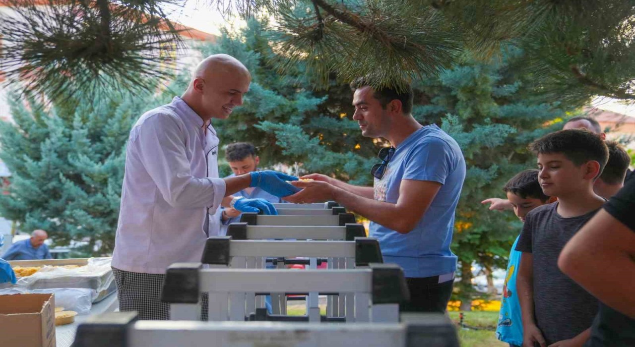 Kibar Feyzo filmi Keçiörende açık hava sinemasında gösterimdeydi