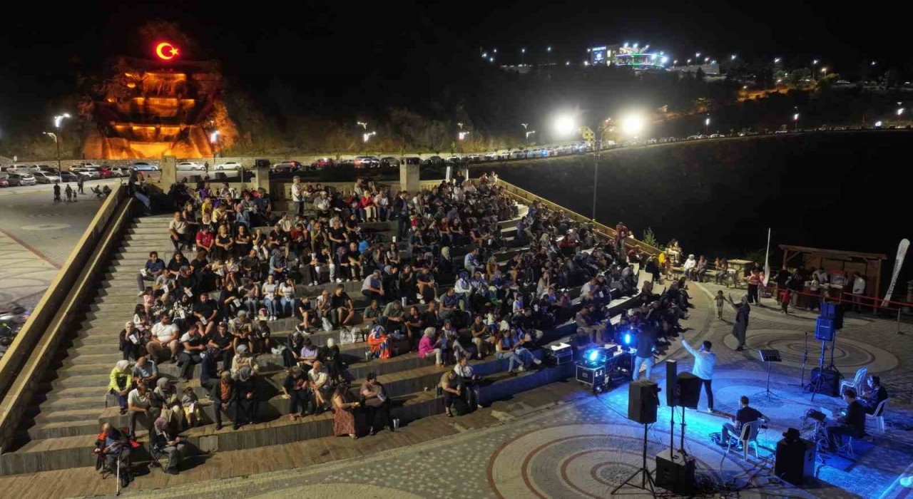 Kirazlıderede cuma akşamları müzik ziyafeti yaşanıyor