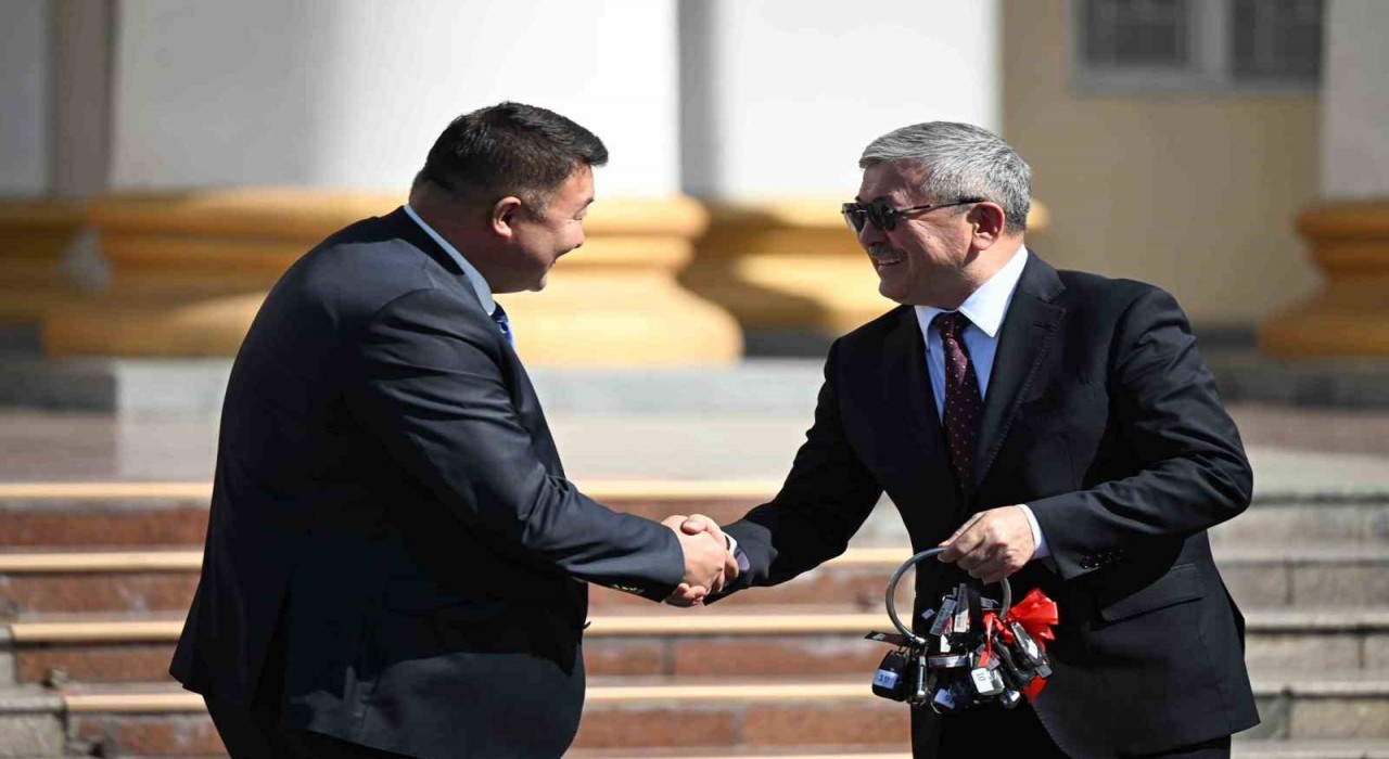 Kırgızistan Başbakanı Kasımaliyev, devlet kurumlarına 63 yeni aracın anahtarını teslim etti