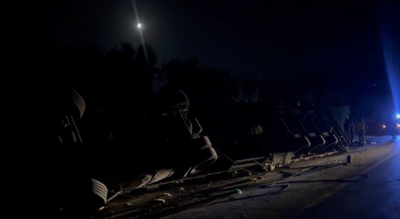 Kırıkhanda devrilen tırın sürücüsü yaralandı