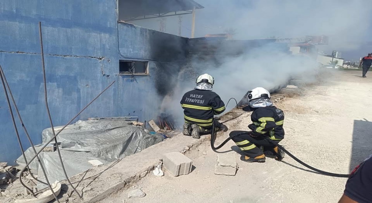 Kırıkhanda fabrikanın deposunda yangın çıktı