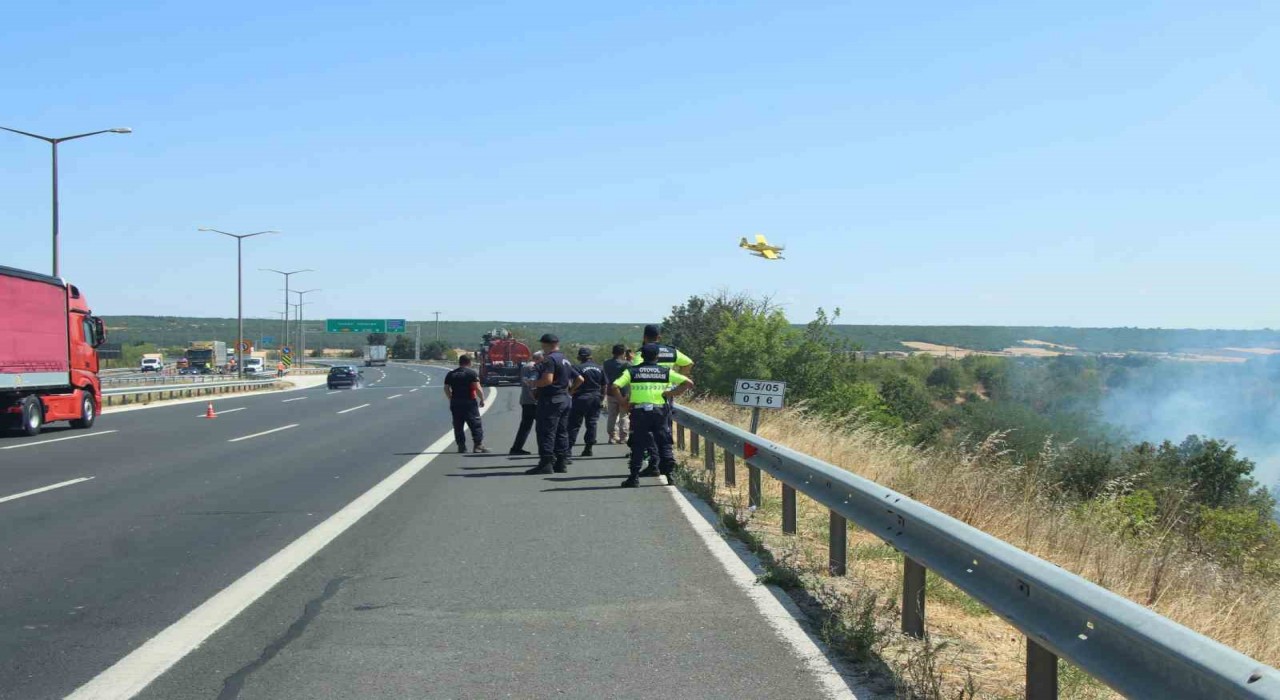 Kırklarelinde çıkan yangın söndürüldü: Ulaşıma kapanan otoyol açıldı