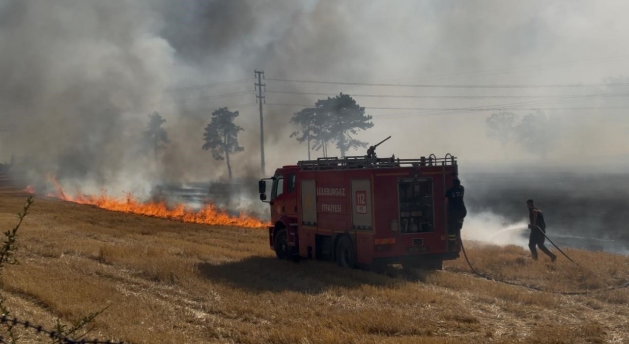 Kırlarelinde çıkan anız yangında 3 ev zarar gördü