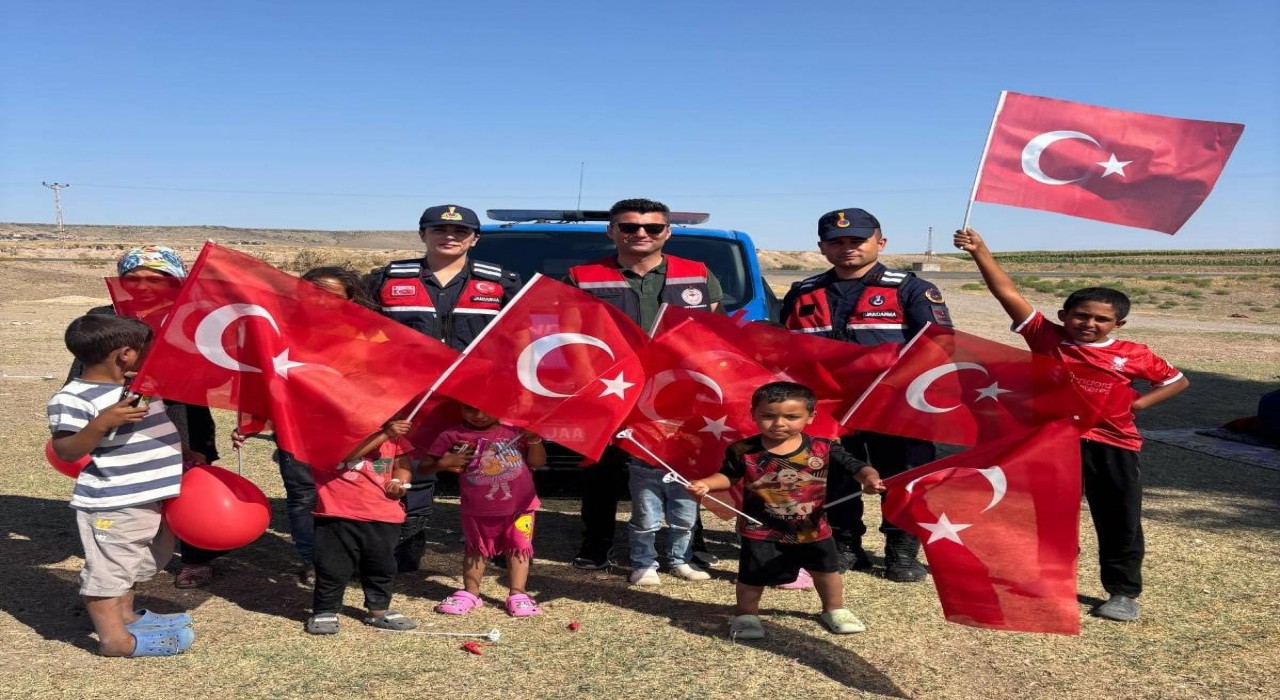 Kırşehirde jandarma, tarım işçilerinin çocuklarıyla buluştu