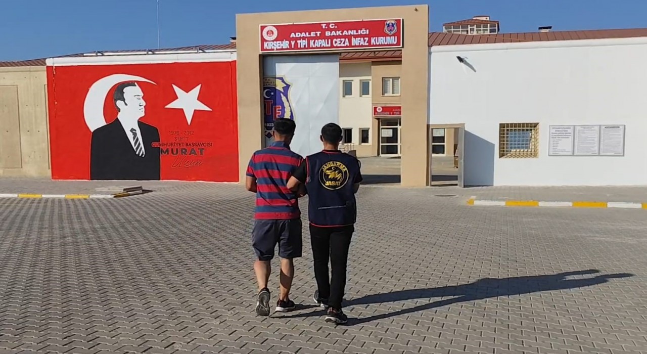 Kıyafet değiştirerek tanınmamaya çalışan cezaevi firarisi jandarmadan kaçamadı