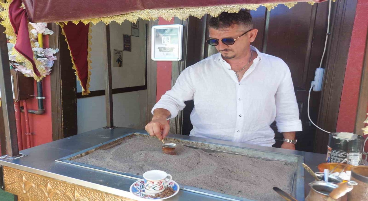 Kızgın kumda kahveyi faklı aromalarla sunuyor