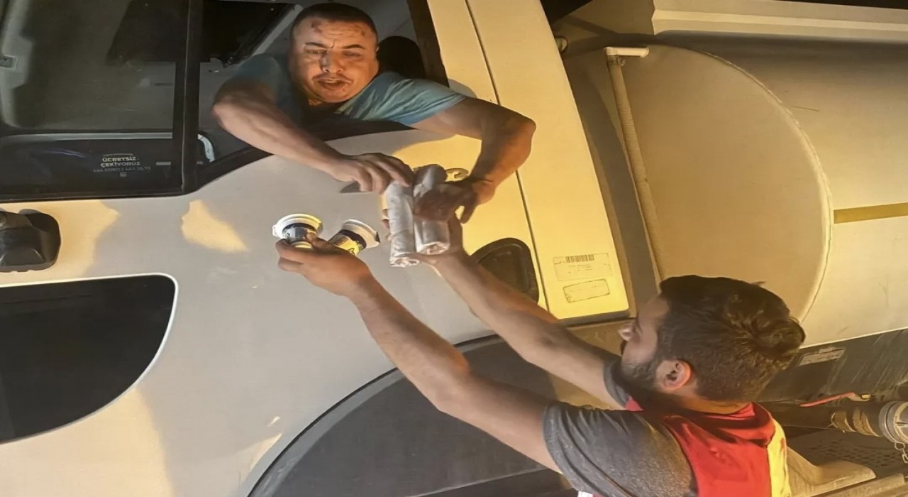 Kızılaydan alevlerle mücadele eden ekiplere destek