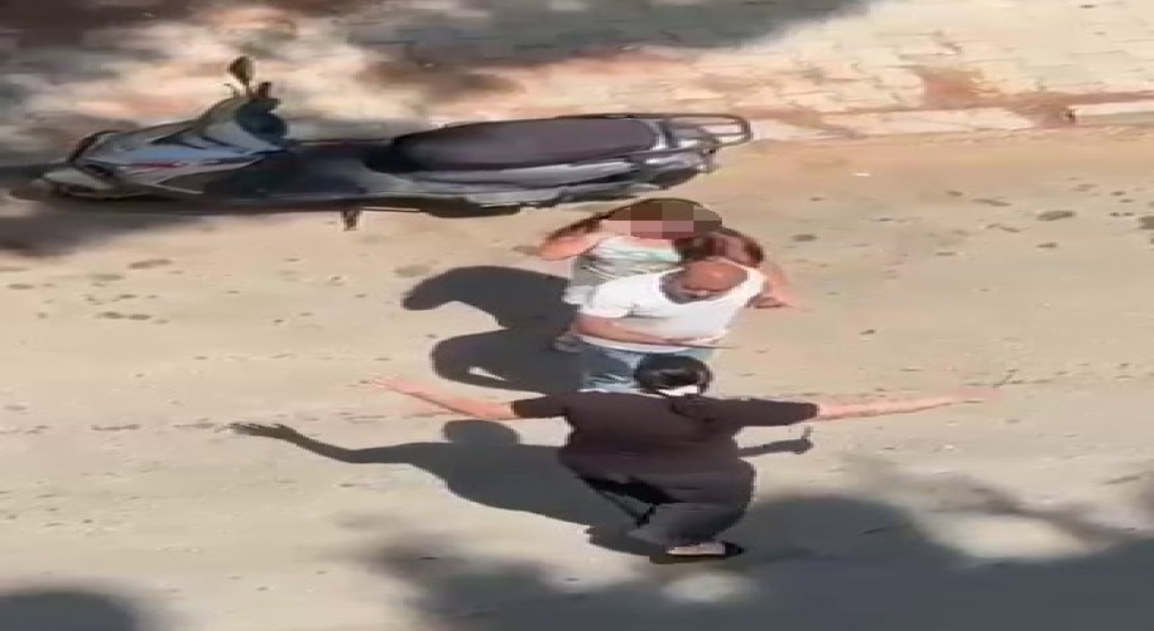 Kızını bıçakla kovaladı, o anlar kamerada