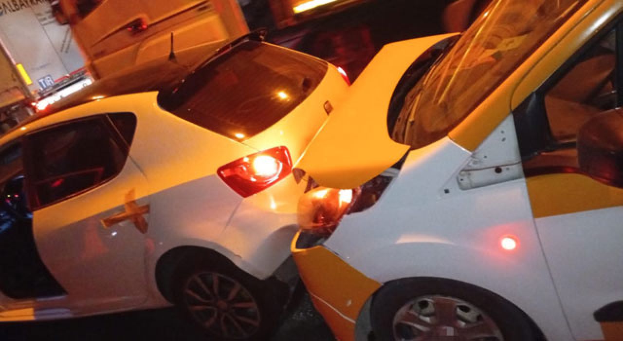 Kızlaç Tüneli’nde Zincirleme Trafik Kazası: 2 Yaralı, 5 Araç Hasarlı