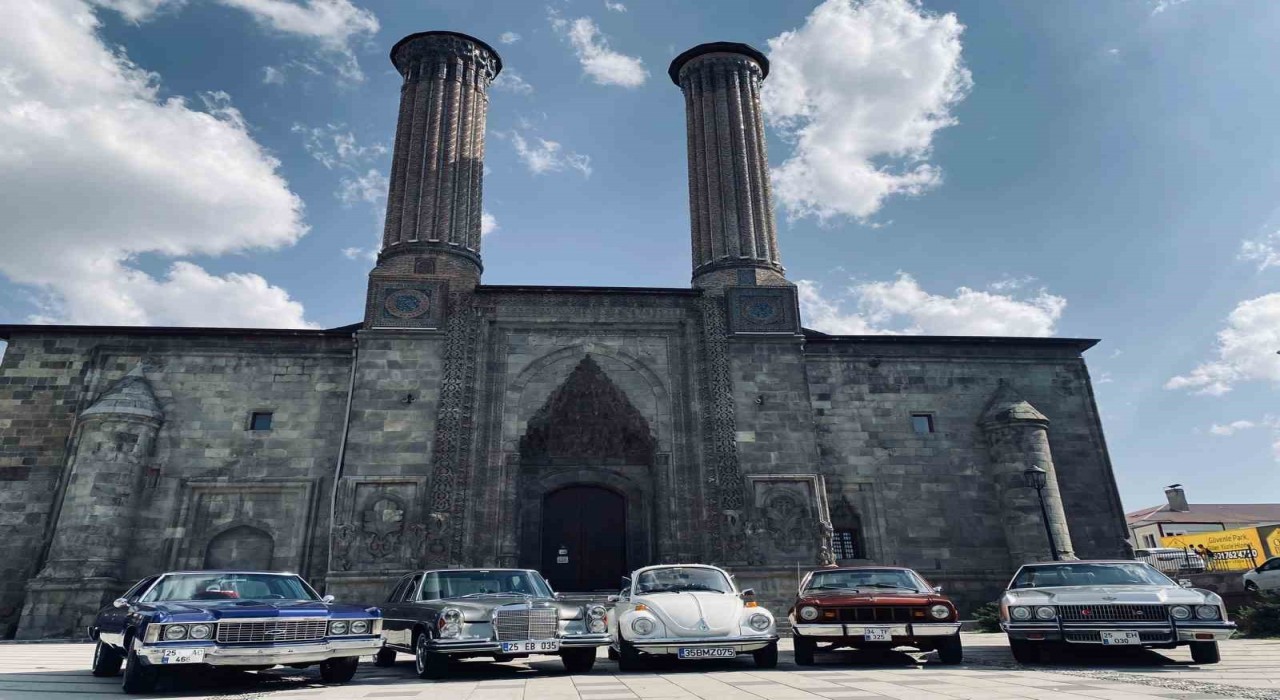 Klasik otomobil tutkunları Erzurumda buluşuyor