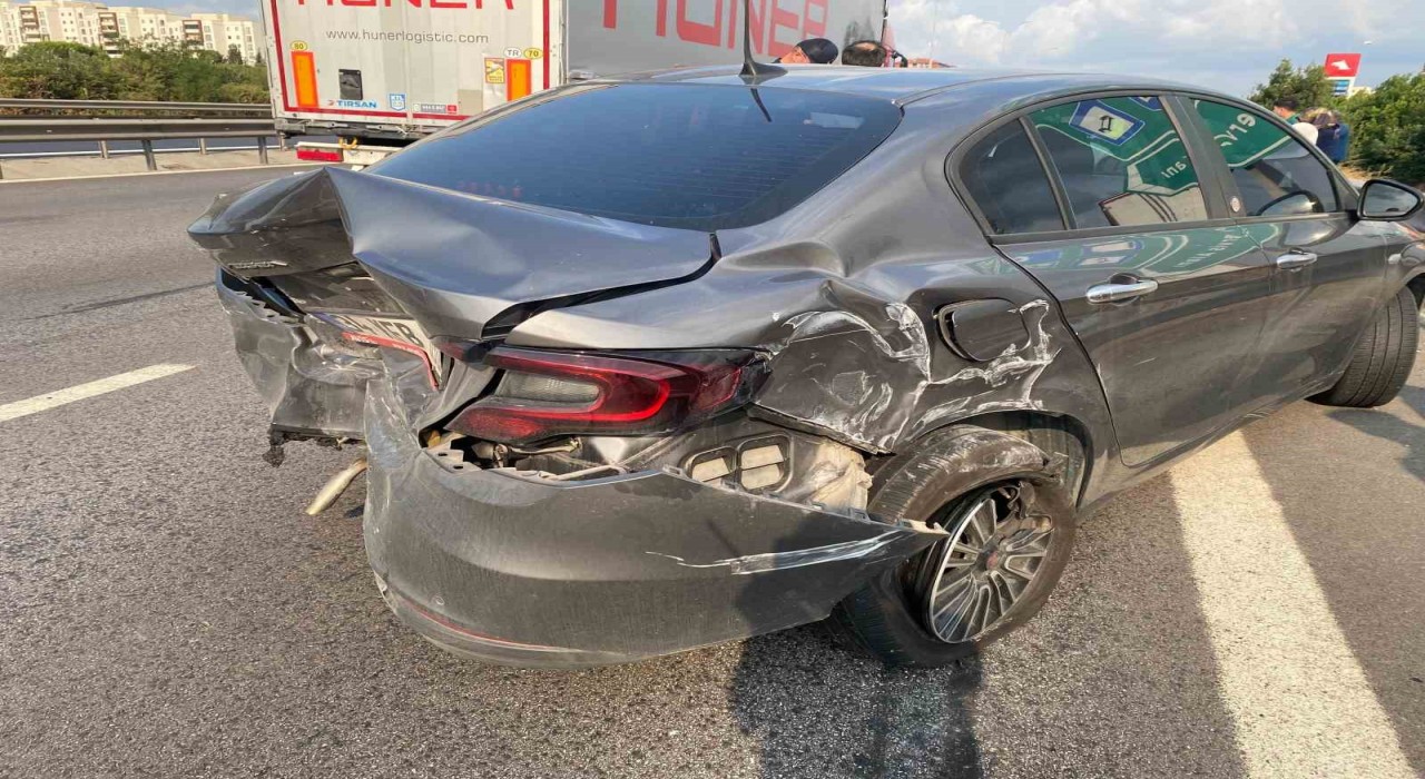 Kocaeli TEM Otoyolunda 4 araçlı zincirleme kaza