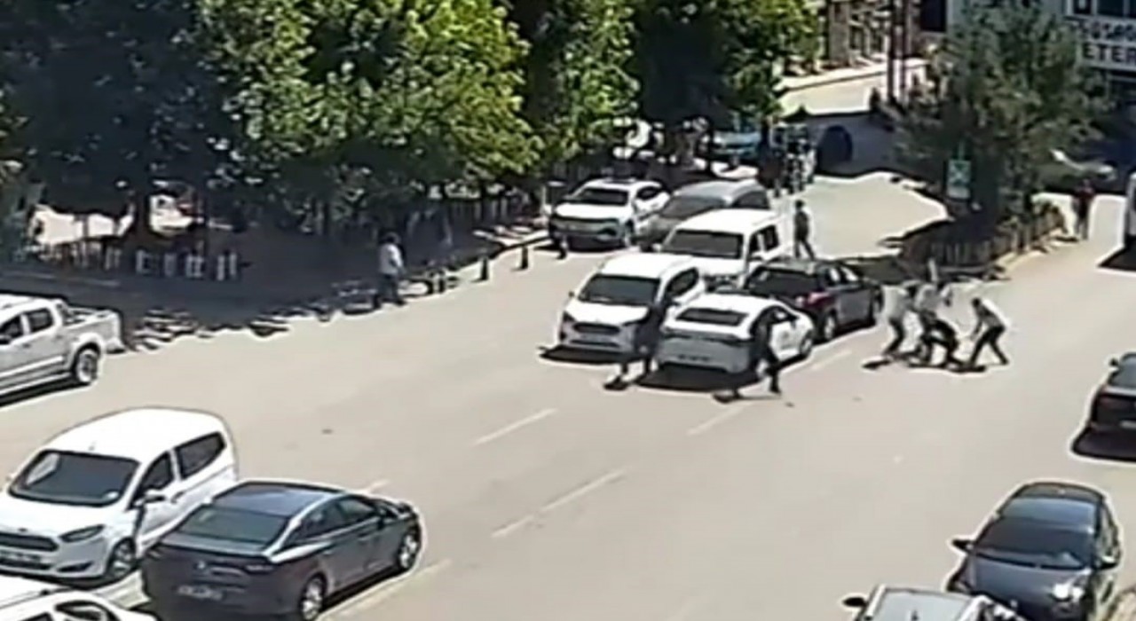 Kombi tartışması hastanede bitti: 5 kişi kiracıyı cadde ortasında sopalarla dövdü