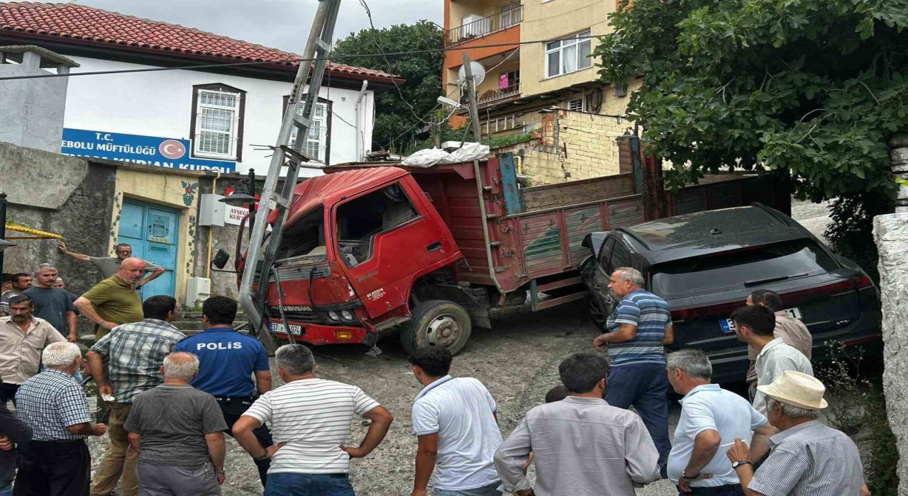 Kontrolden çıkan kamyon park halindeki araç ile elektrik direğine çarparak durabildi