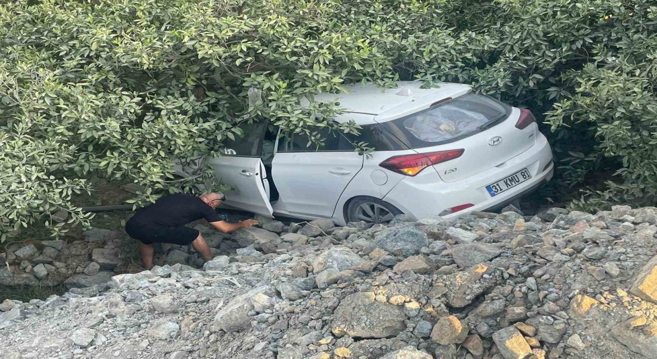 Kontrolden çıkan otomobil bahçeye uçtu: 1 yaralı