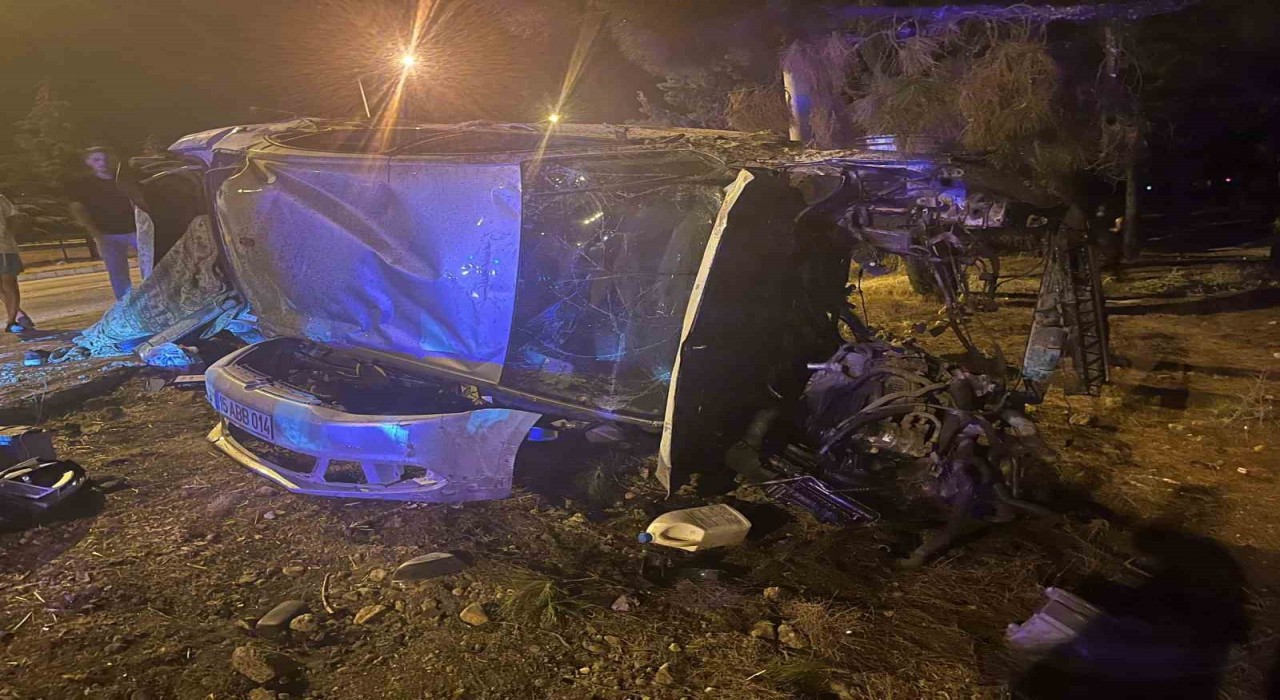 Kontrolden çıkan otomobil taklalar atıp ağaca çarptı, hurdaya dönen araçta 4 kişi yaralandı