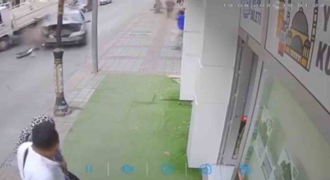 Kontrolünü kaybeden sürücünün caddeyi birbirine kattığı kaza kamerada