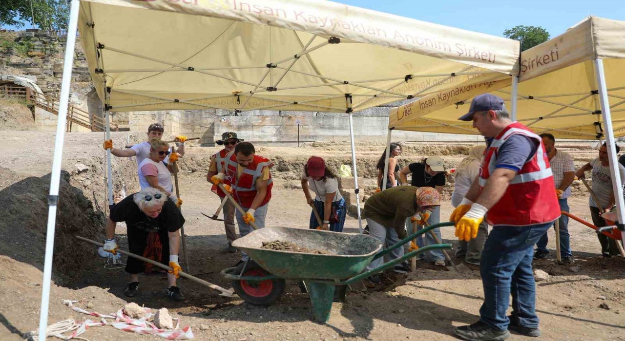 Konuralp Antik Tiyatro kazılarına gönüllü kazı desteği devam ediyor