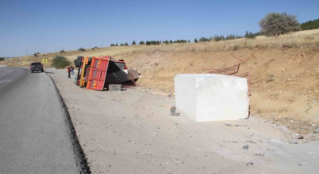 Konyada mermer blok ve tomruk taşıyan tırlar devrildi: 2 yaralı