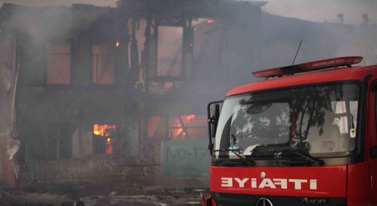 Konyada metruk binada yangın