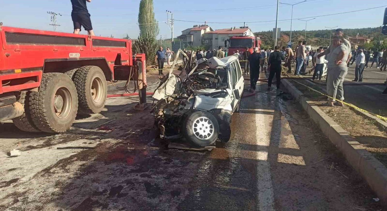 Konyada otomobil tırla çarpıştı: 3 ölü