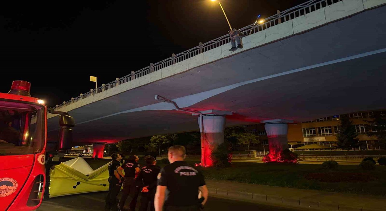 Köprüden atlamak isteyen şahsı polis ikna etti