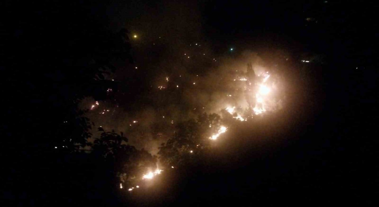 Köşkteki yangının hızlı ilerleyişi sürüyor