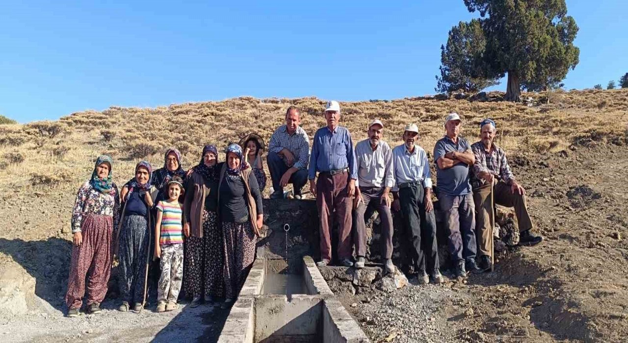 Köy halkı imece usulü çeşme inşa etti