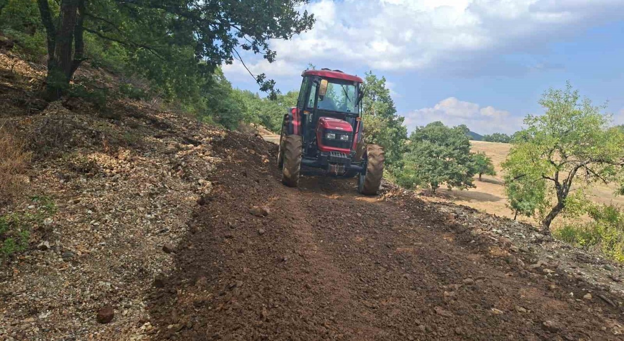 Köy muhtarlığı sel sularının kapattığı bağlantı yolunu kendi imkanlarıyla açtı