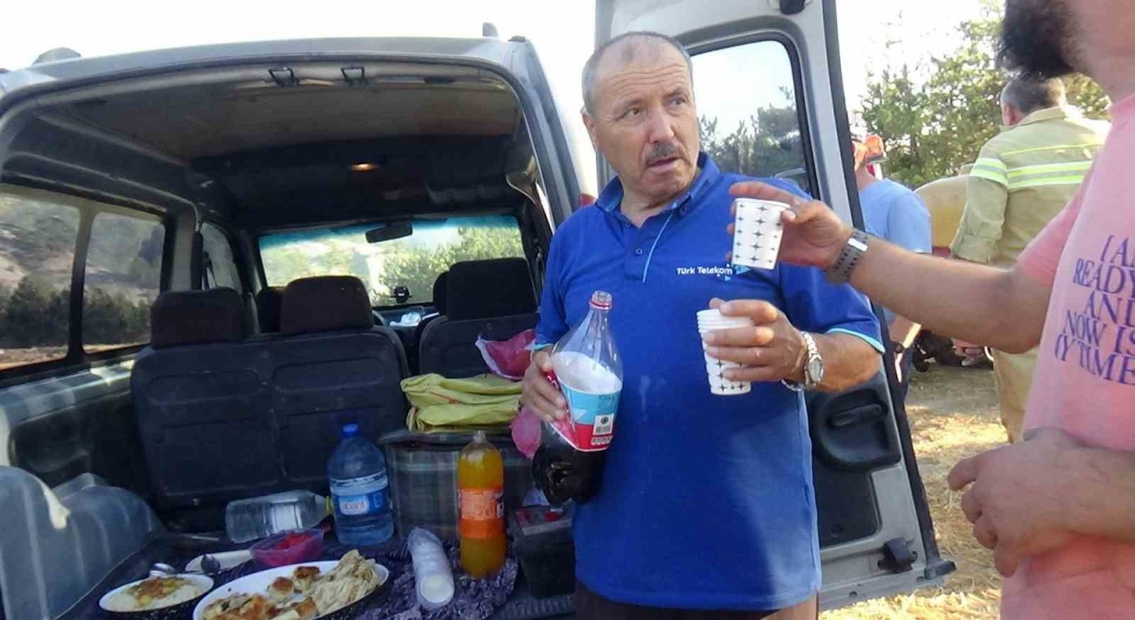 Köylü çiftten yangın söndürme ekiplerine yemek desteği