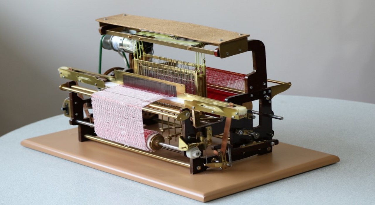 Küçük atölyesinde minyatür dokuma tezgahları yapıyor: Dünyadaki tek koleksiyonu oluşturdu