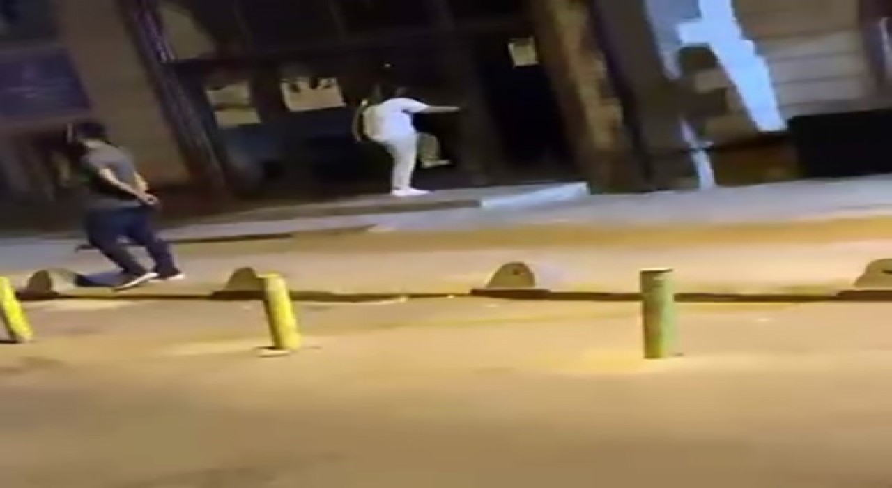 Küçükçekmecede bir kadın caminin kapısını taşla kırıp, mahalleyi ayağa kaldırdı