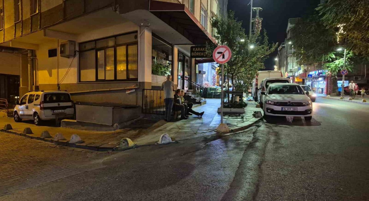 Küçükçekmecede kız arkadaşıyla yürüyen gence silahlı saldırı kamerada