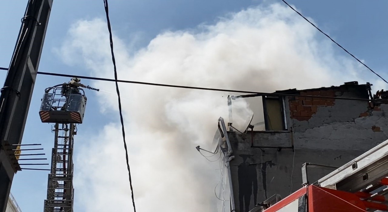 Küçükçekmecede korkutan çatı yangını