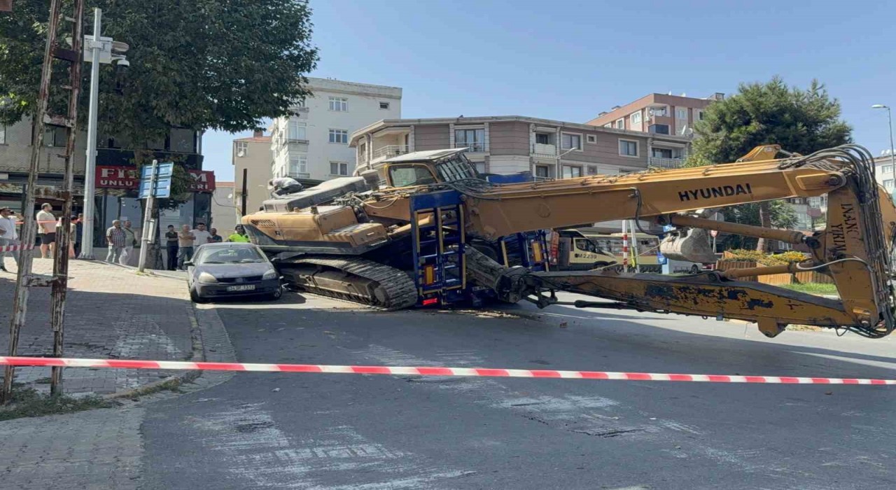 Küçükçekmecede tırdan düşen iş makinesi araca çarptı