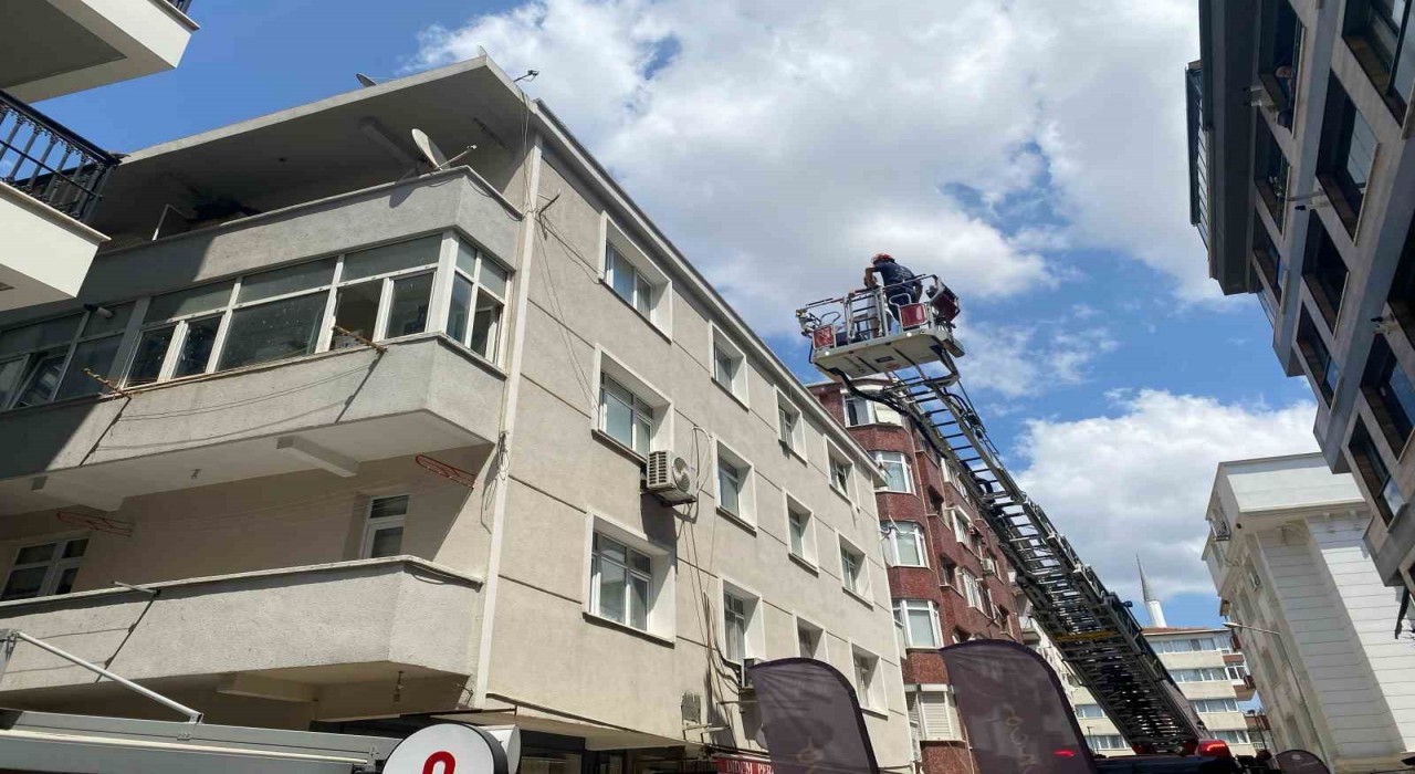 Küçükçekmecede yıkımı yapılan binanın bir kısmı bir anda çöktü