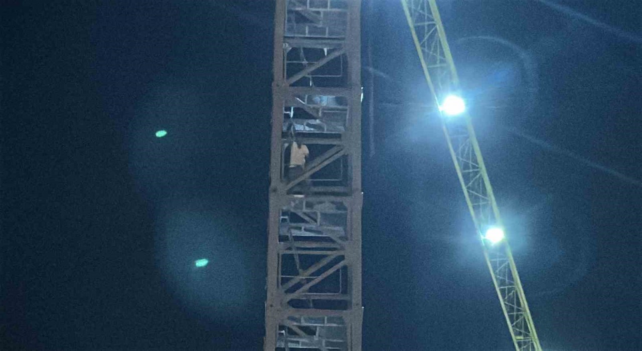 Kule vinçte intihara kalkışan şahsı, eşi ve yeğeni ikna etti