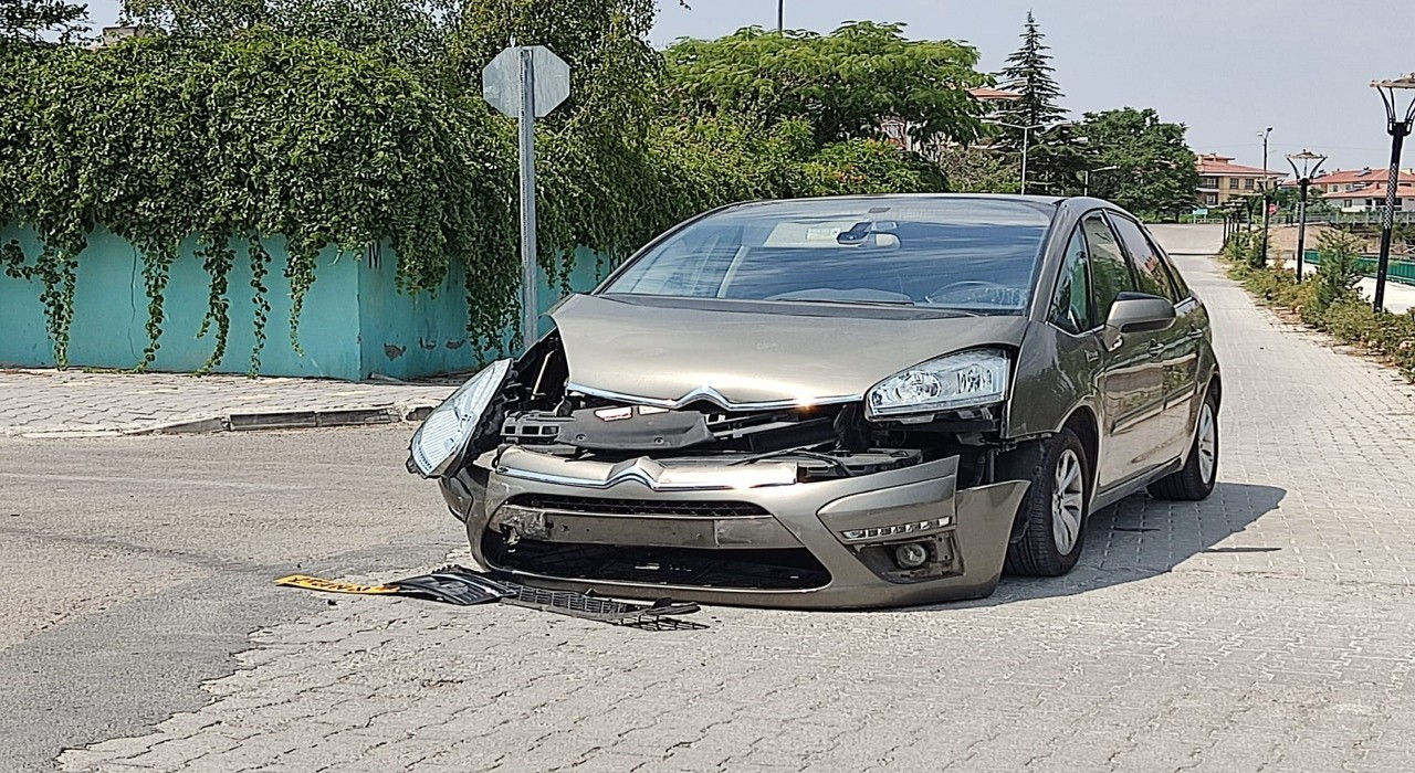 Kuluda iki otomobil çarpıştı: 1 yaralı