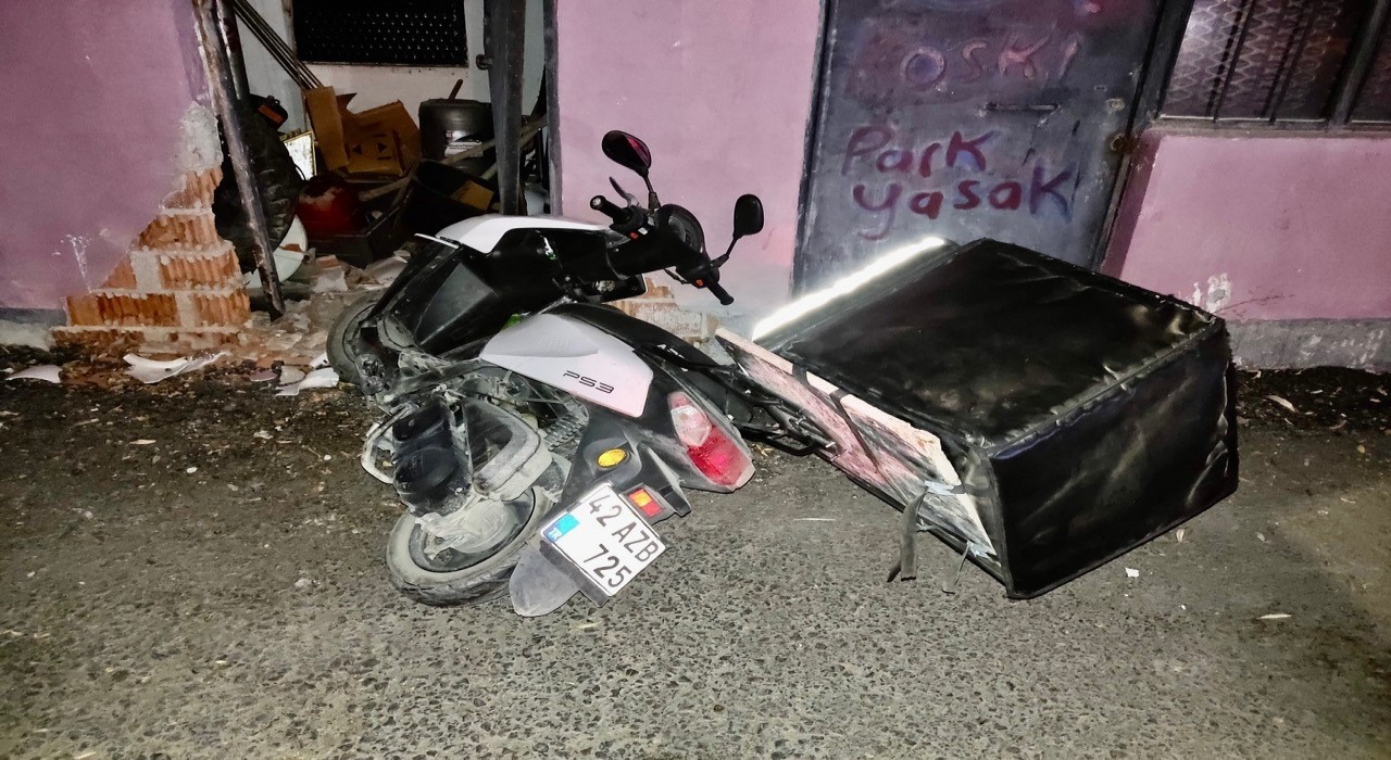 Kuluda motosiklet duvara çarptı, sürücü yaralandı