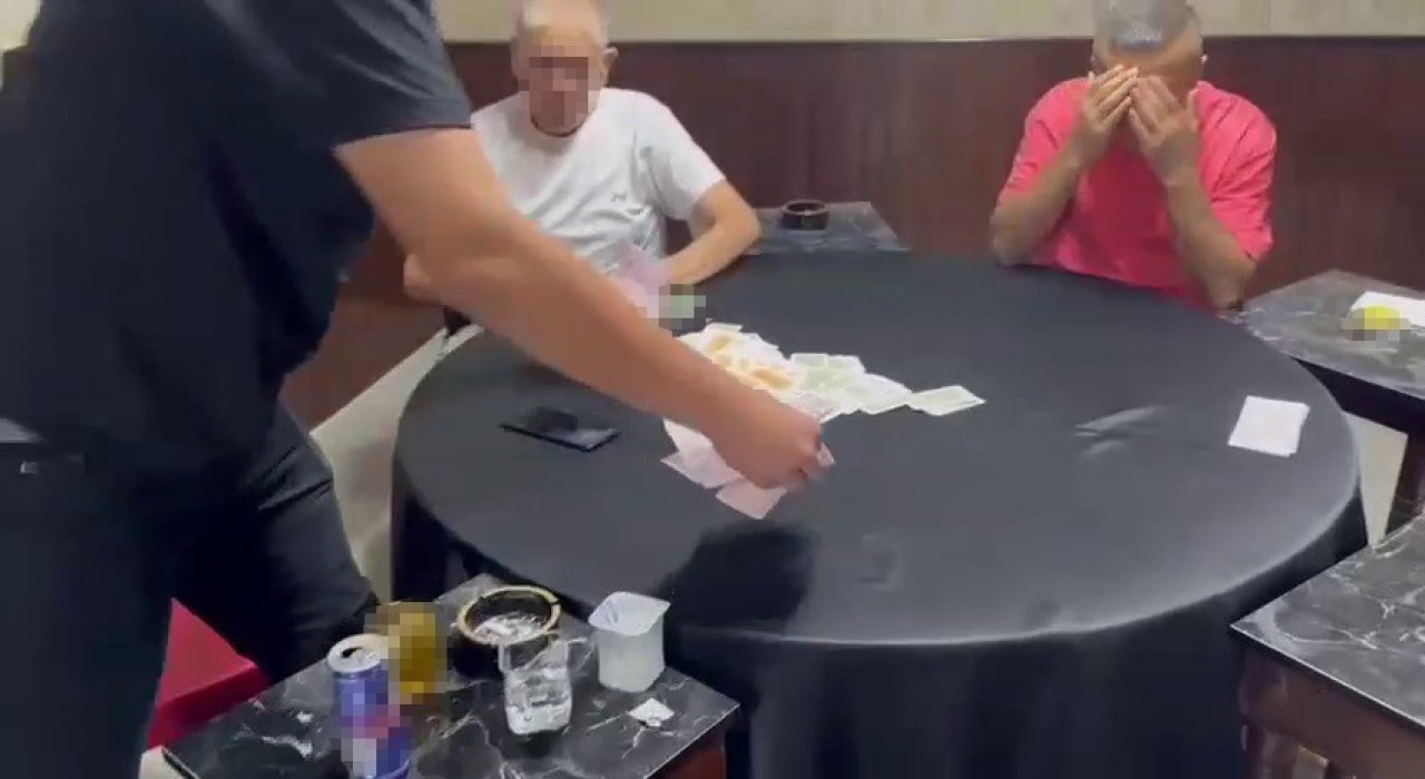 Kumar masasında yakalanan şahıs, kameraya çekme diyerek tepki gösterdi