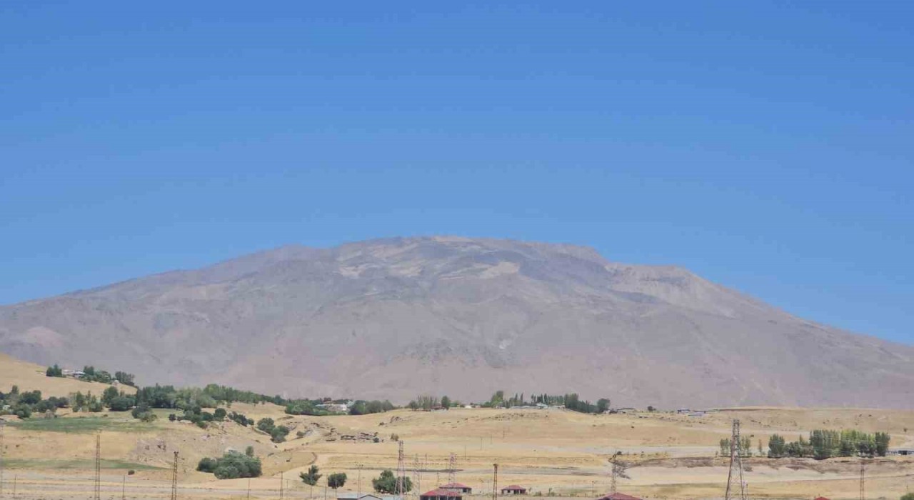 Kuraklık Süphan Dağını vurdu: Aşırı sıcaklar Süphan Dağının karını eritti