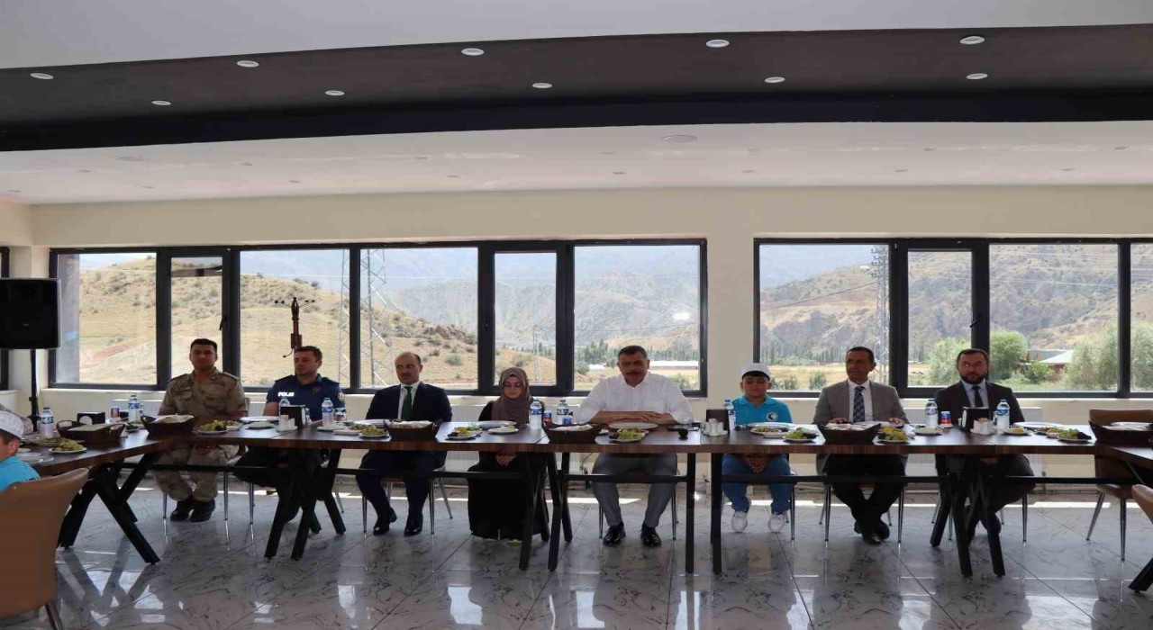 Kuran Kursu öğrencilerine cağ kebabı ikramı