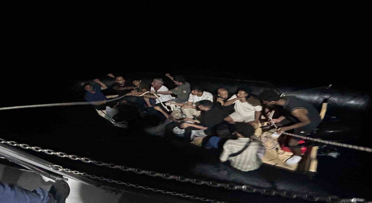 Kuşadası açıklarında 18 düzensiz göçmen yakalandı