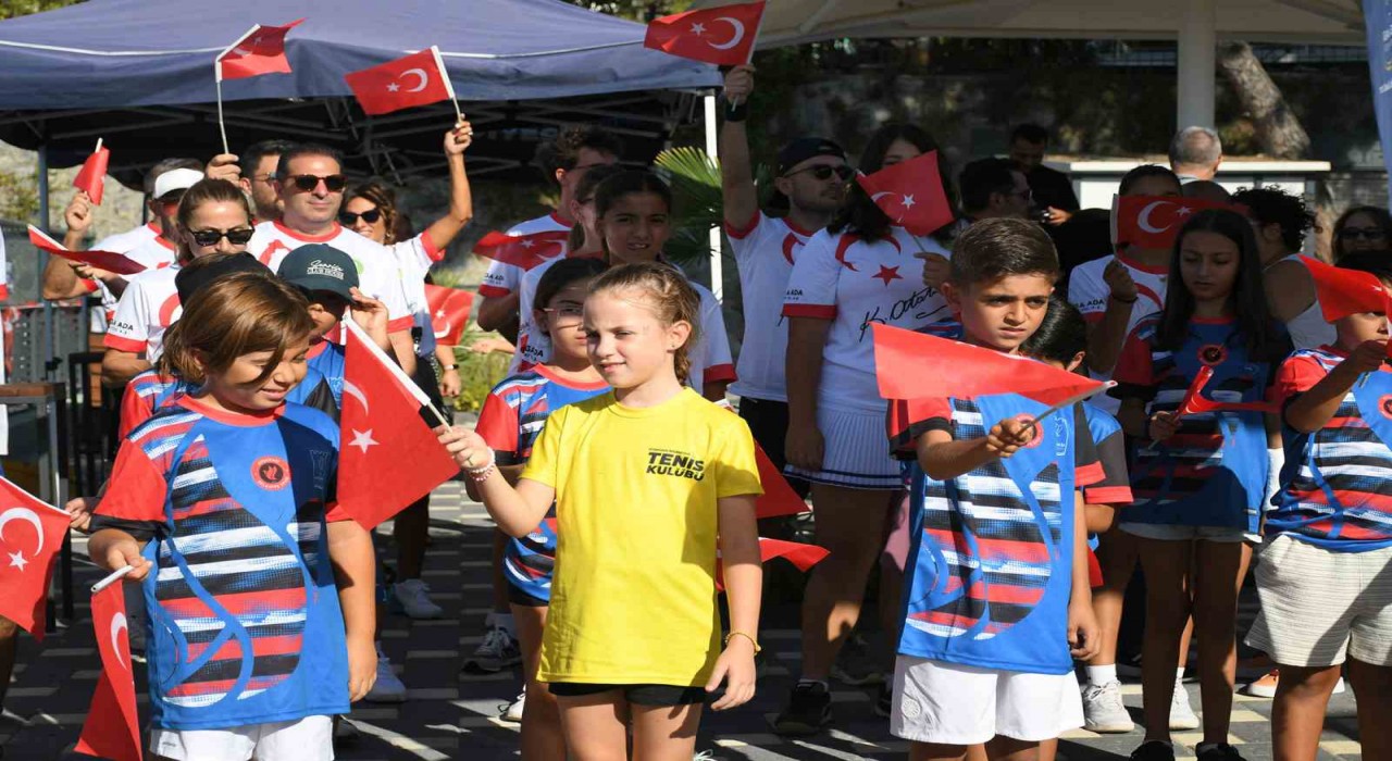 Kuşadasında Zafer Bayramı coşkusu tenis turnuvasıyla kutlanıyor