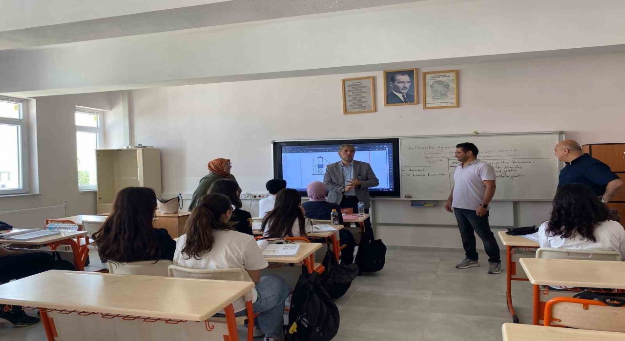 Kütahya İl Millî Eğitim Müdürü Yılmazdan Necip Fazıl Kısakürek Anadolu Lisesine ziyaret