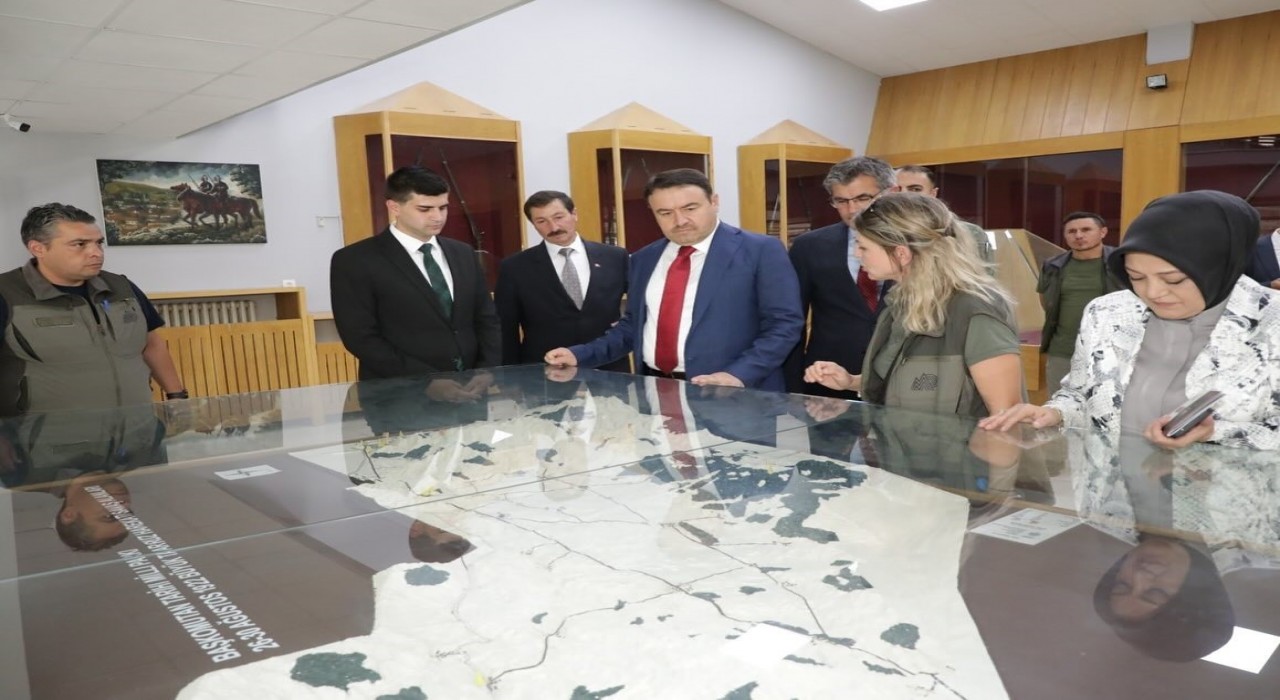 Kütahya Valisi Işın, Dumlupınar Kurtuluş Savaşı Müzesi ve Atatürk Karargâh Evini ziyaret etti